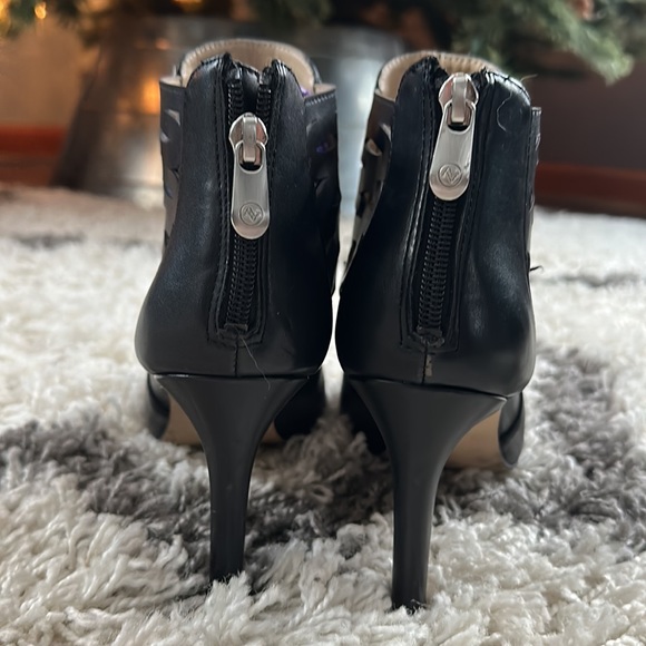 Adorable fine leather cut out booties - Picture 3 of 7